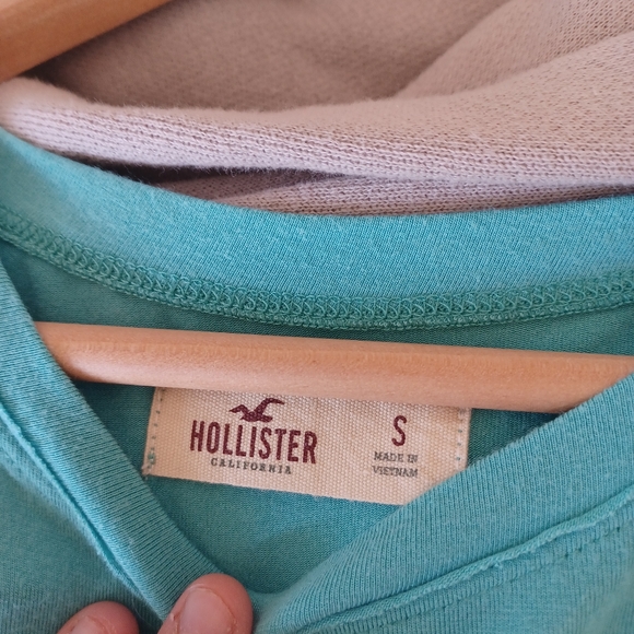 Hollister Shoulder Cutout Shirt - Picture 4 of 4